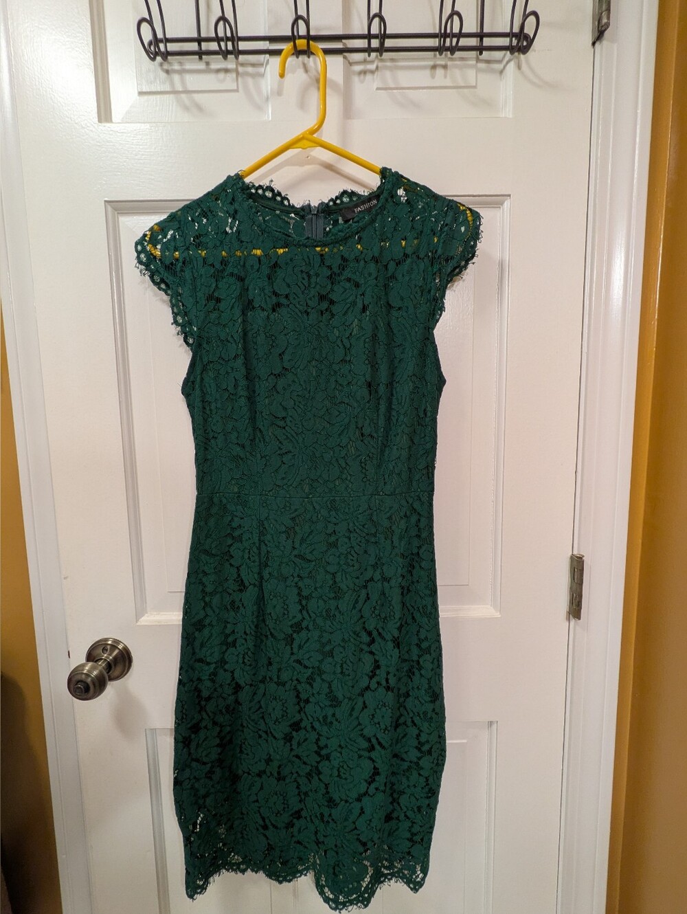 Elegant Green Lace Cap-Sleeve Dress